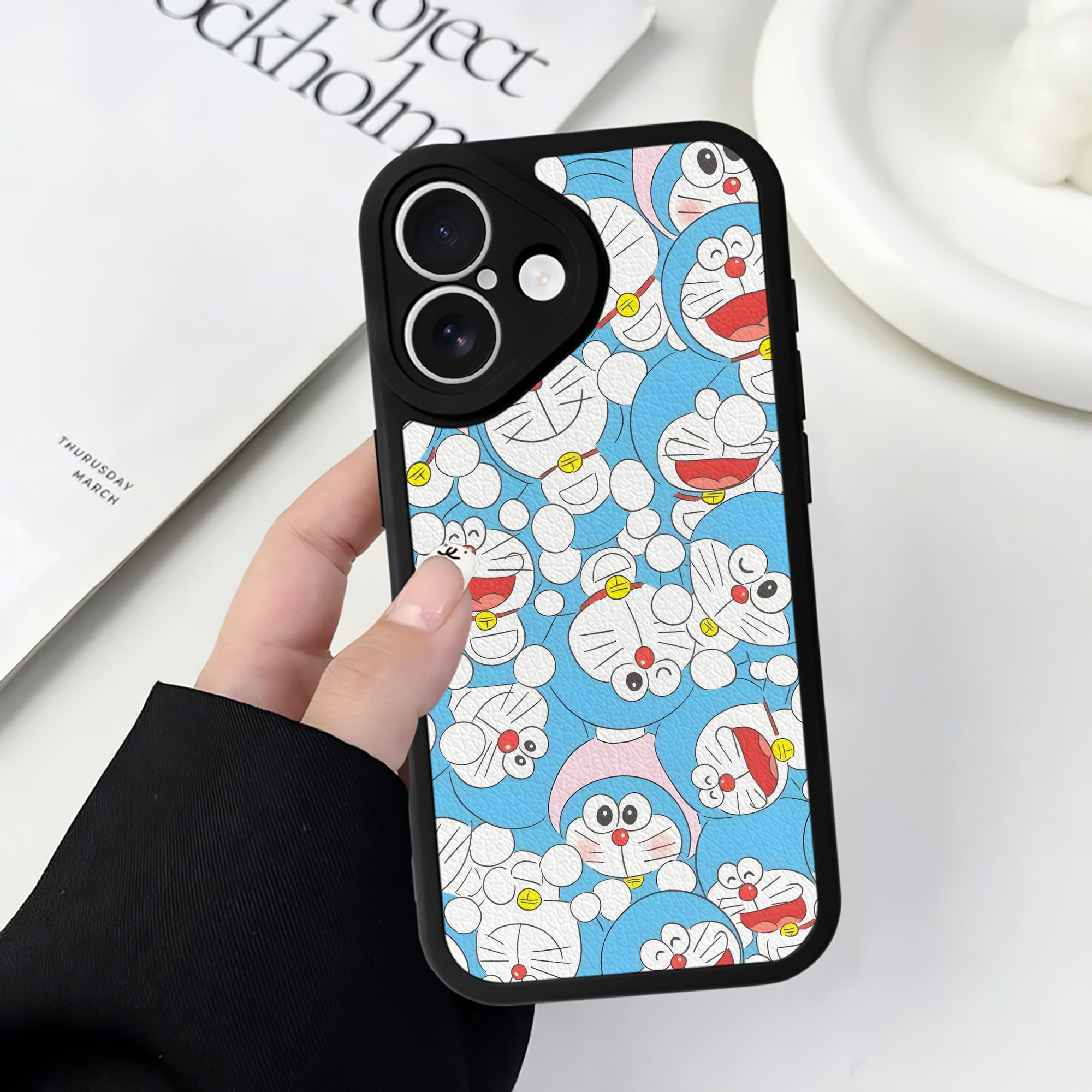 （画像用） ドラえもん Doraemon 【iPhone 16シリーズ対応】シリコンスマホケース（レザー調） 材質：シリコン